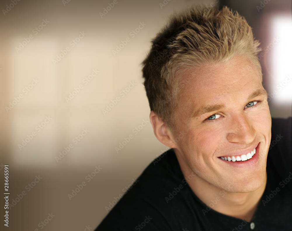 Obraz premium Smiling young man