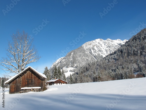 Hütte im Gebirge, Winterlandschaft © Andreas P