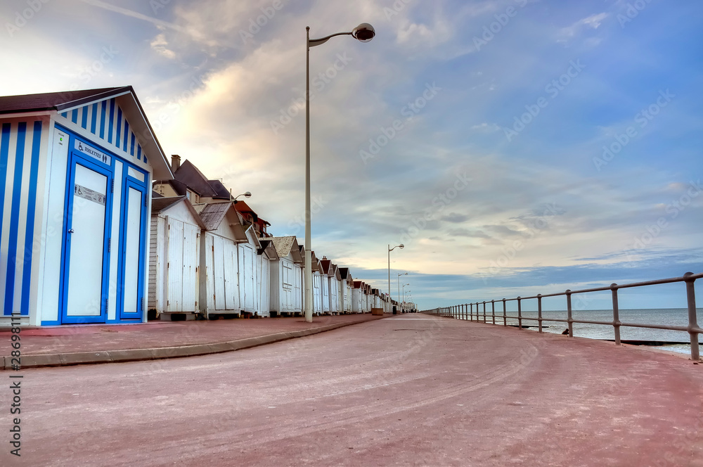 Naklejka premium Cabines de plage - Luc-Sur-Mer
