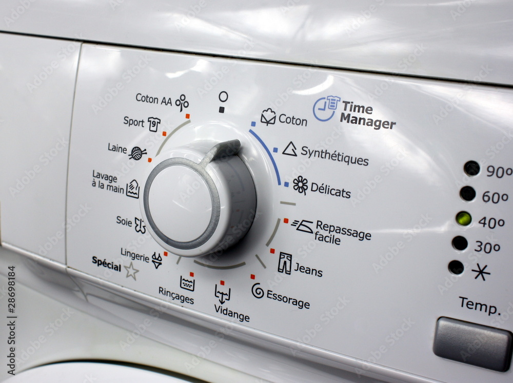 bouton de machine à laver le linge Stock Photo | Adobe Stock