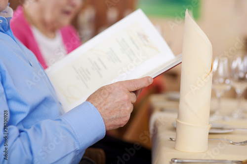 ältere gäste lesen speisekarte photo
