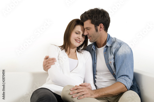 Fotografie couple embracing on the couch