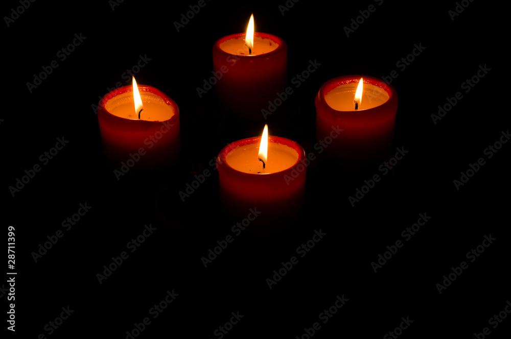 Vier Kerzen die brennen