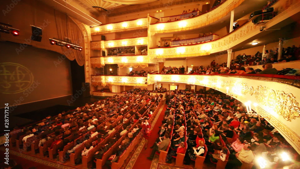 People in hall expect continuation of operetta