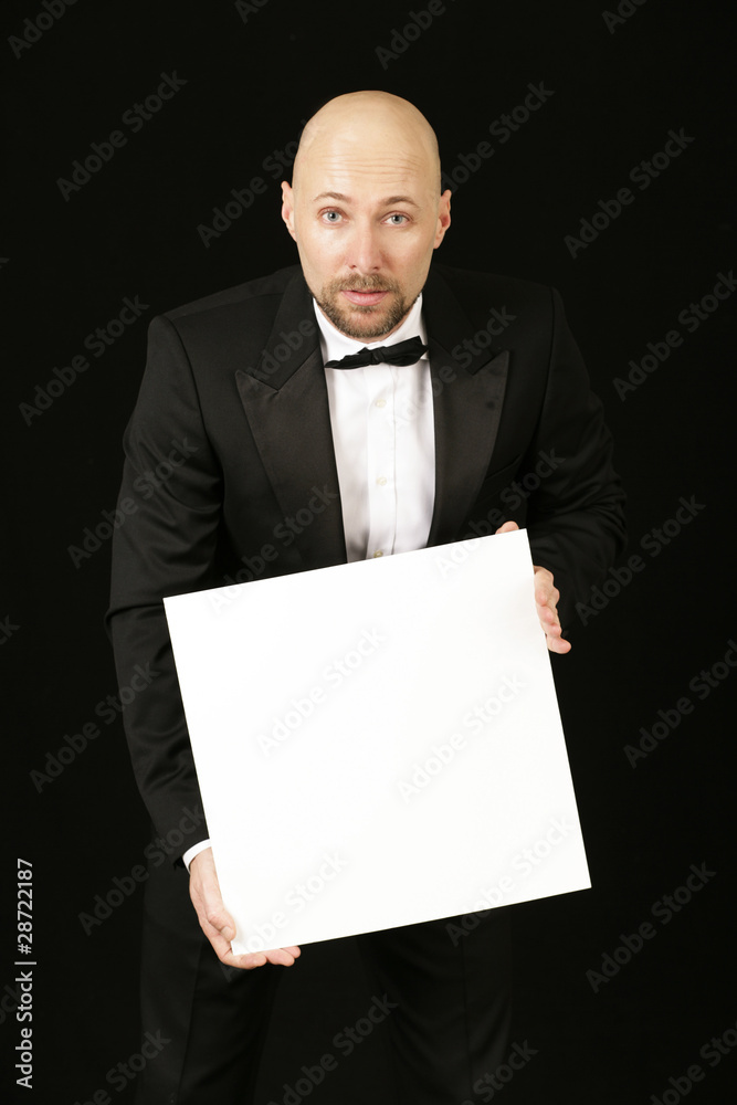 Mann im Smoking mit Werbeschild Mann im Smoking mit Werbeschild