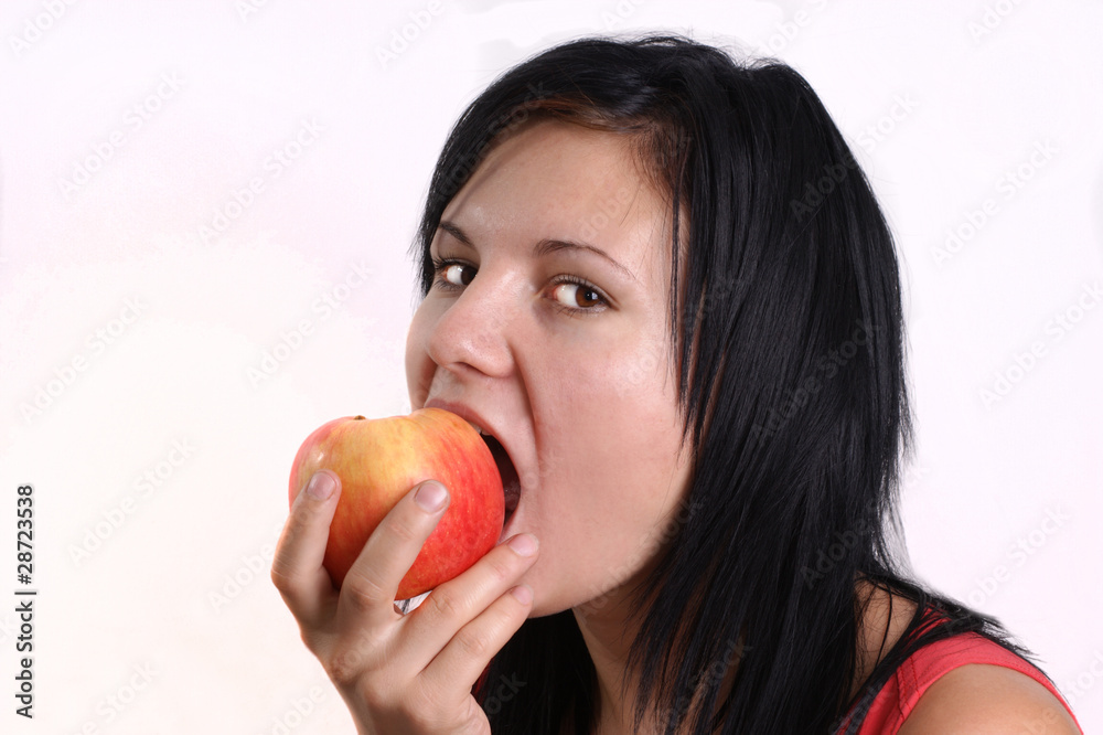 eine junge Frau isst einen Apfel eine junge Frau isst einen Apfel