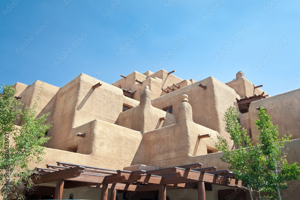 Fototapeta premium Adobe Hotel zbudowany jak Pueblo Santa Fe w Nowym Meksyku