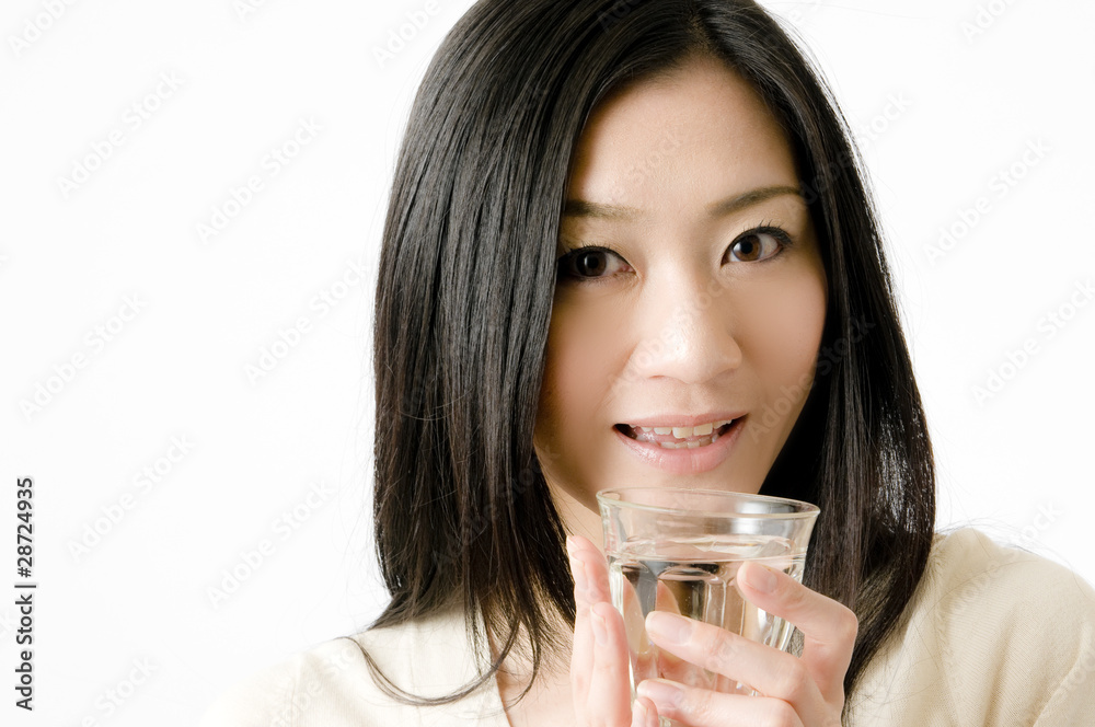 水を飲む女性 水を飲む女性