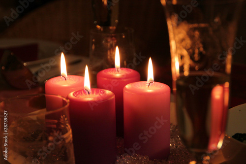 Advent  vier Kerzen und Gl  ser