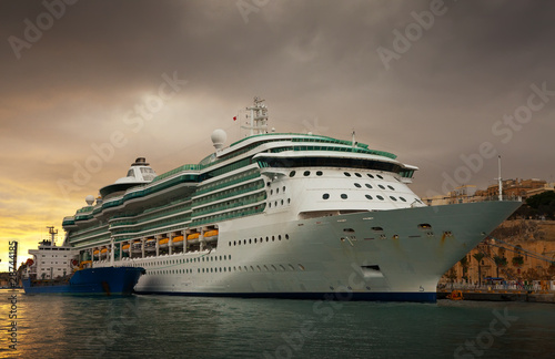 Fototapeta Naklejka Na Ścianę i Meble -  cruise liner  in the port