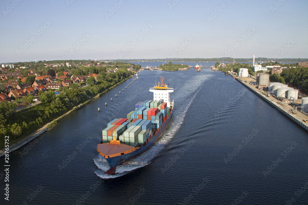 Fototapeta premium Schiffe auf dem Nord-Ostsee-Kanal bei Holtenau, Kiel