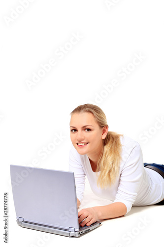 Attraktive Frau nutzt Notebook Computer © Kaesler Media