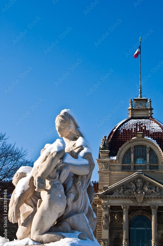 Fototapeta premium Statue enneigée à Strasbourg
