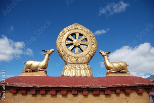 Fotografia Rooftop statues on top of the Jokhang temple in Lhasa