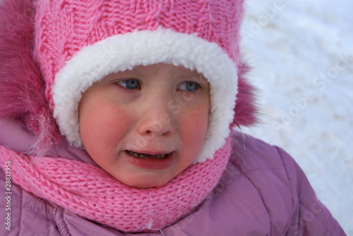 Девочка плачет зимой