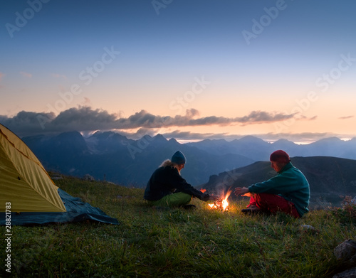 Fototapeta couple camping at night