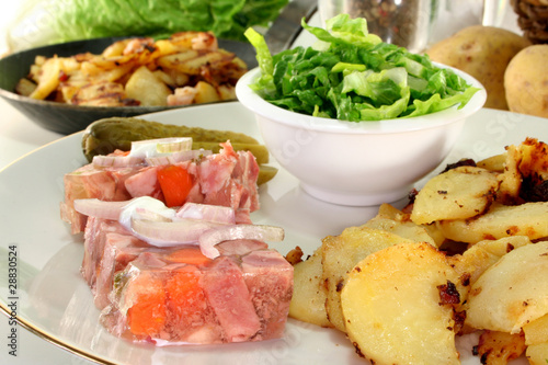 Bratkartoffeln mit Sülze