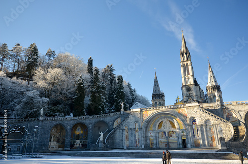 Cathédrale de Lourdes sous la neige