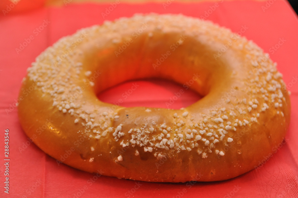Galette des rois sur fond rouge