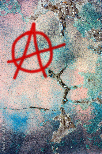 Foto dirty wall with anarchy symbol