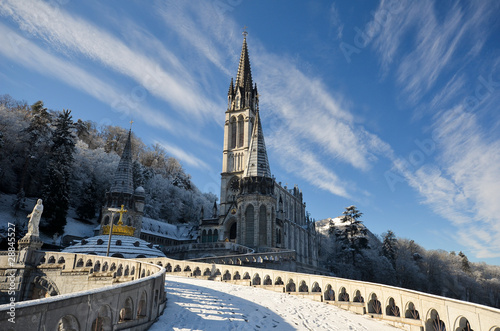 Clochers de la cathédrale de Lourdes en hiver