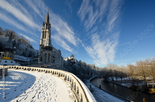 La cathédrale de Lourdes en hiver