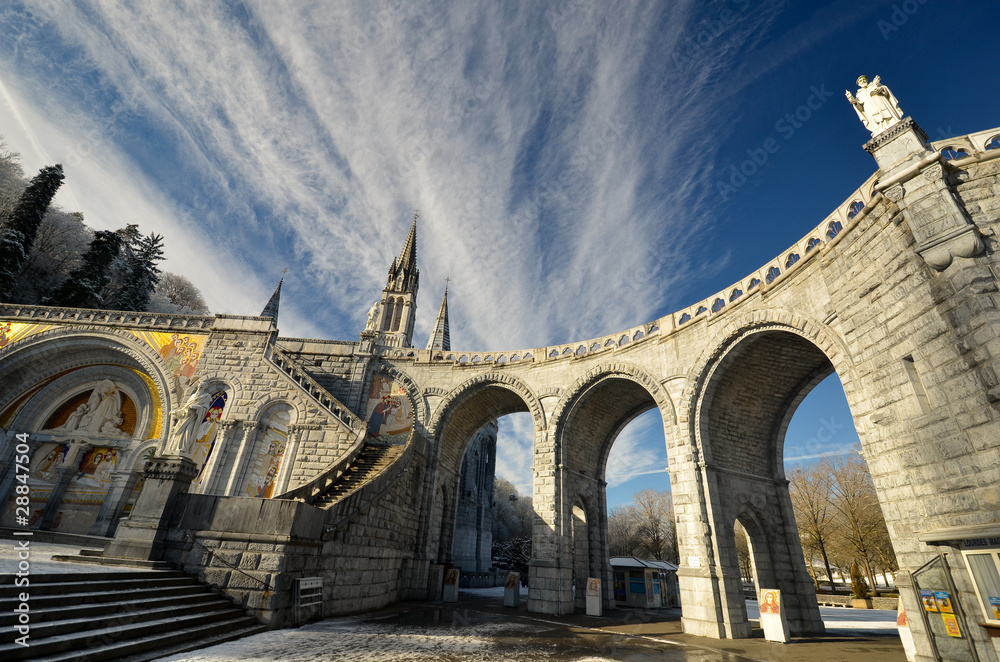 Arche de la Basilique de Lourdes en hiver