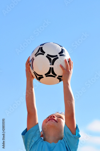 Kind mit Fussball