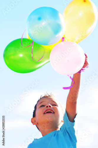 Kind mit Luftballons © Natallia Vintsik