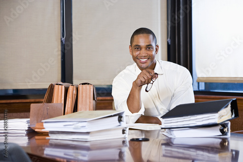 Canvas Print African American businessman reading documents