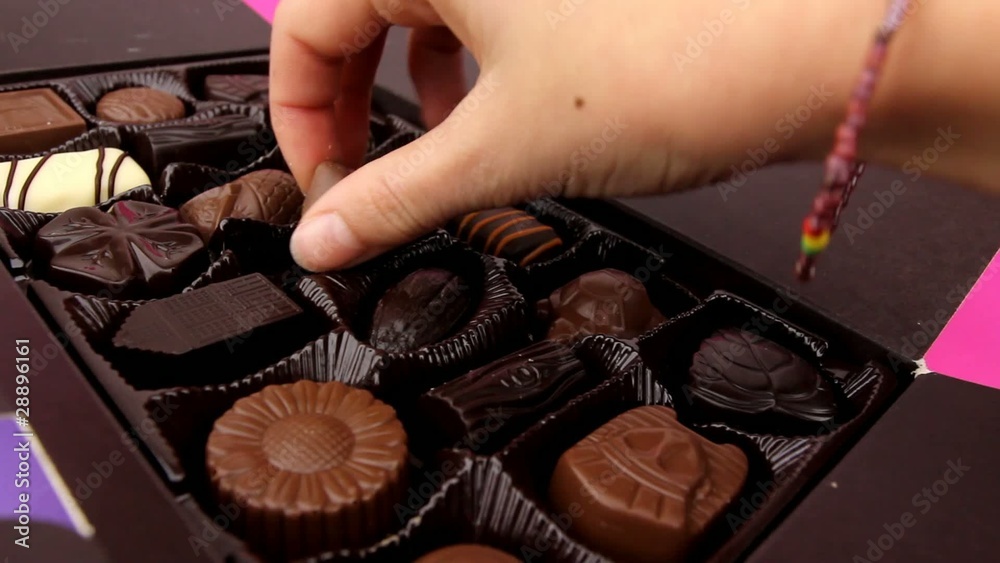 main prend un chocolat