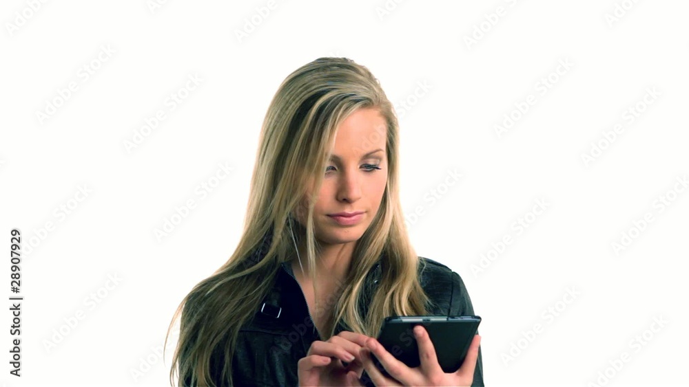 Frau macht sich Notizen auf dem Notepad
