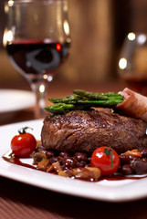 Fototapete Steakhouse Gegrilltes Rindfleisch mit frischer Tomate  © Vitalii Netiaha