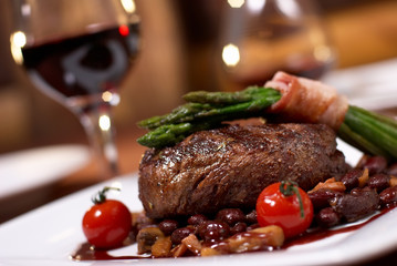 Fototapete Steakhouse Gegrilltes Rindfleisch mit Tomaten  © Vitalii Netiaha