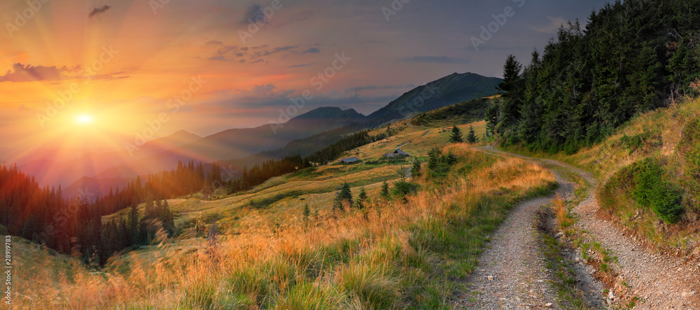 Obraz premium Letni krajobraz w górach. Zachód słońca