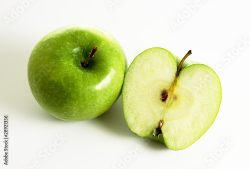 Frischer grüner Apfel mit Apfelhälfte