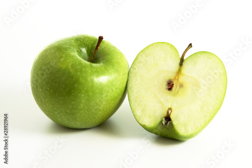Frischer grüner Apfel mit Apfelhälfte