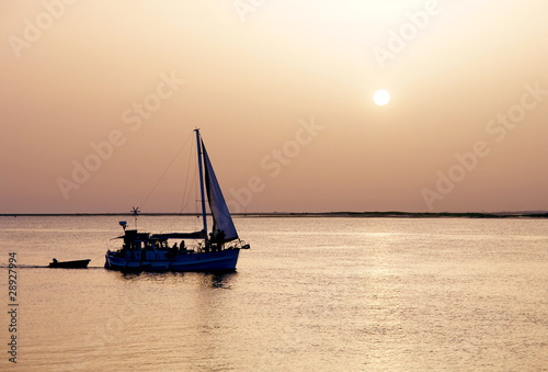 Foto Recreation boat at sunset, in Ria Formosa, natural conservation