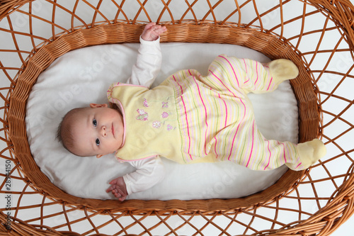 Εκτύπωση καμβά Baby in bassinet