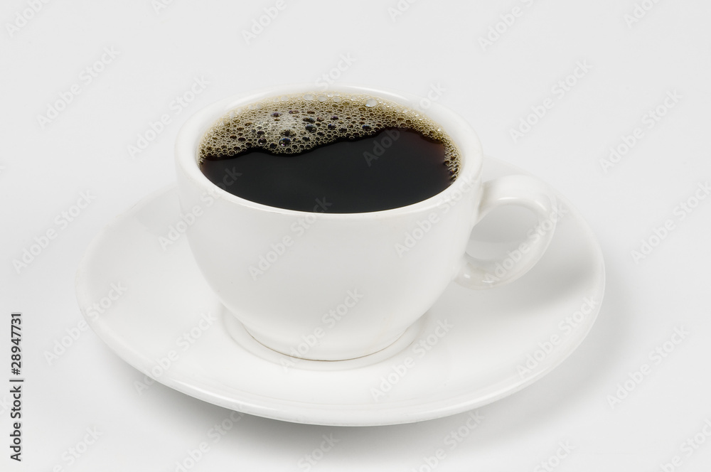 Taza con café tinto  placa plato  y fondo   blanco