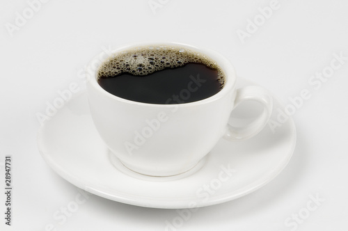 Taza con café tinto placa plato y fondo blanco