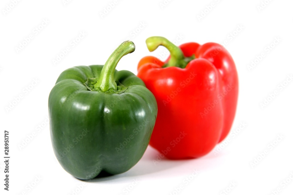 poivron rouge et vert sur fond blanc poivron rouge et vert sur fond blanc