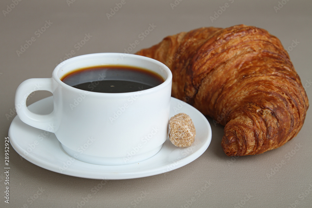 café noir et croissant café noir et croissant