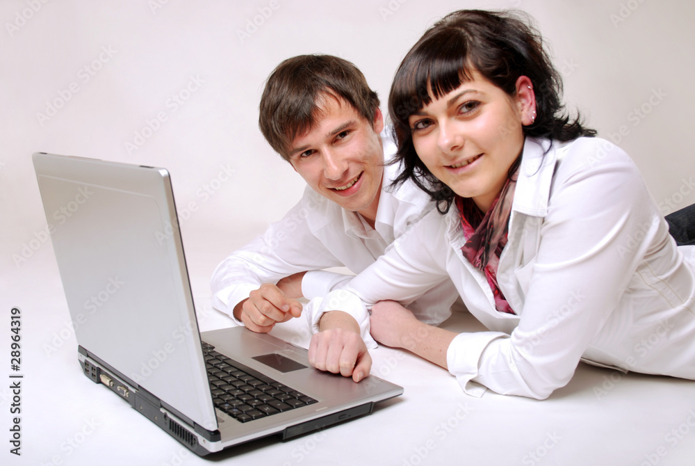 Junges Paar mit Laptop Junges Paar mit Laptop