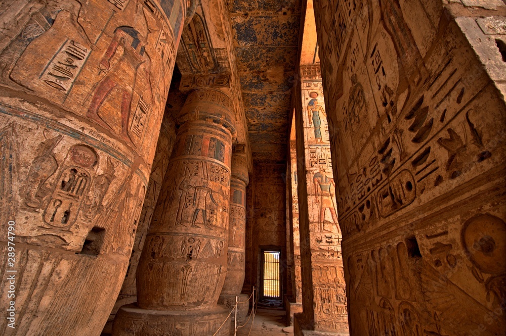 Obraz premium Heiroglify w Medinat Habu. Luxor, Egipt