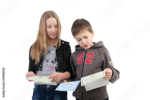 Дети держат свои документы photo