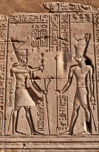 Фрагмент Египетской стены с иероглифами и фресками.