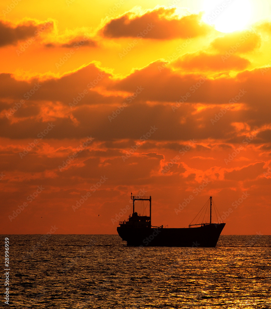 Alte Frachtschiff im Sonnenuntergang