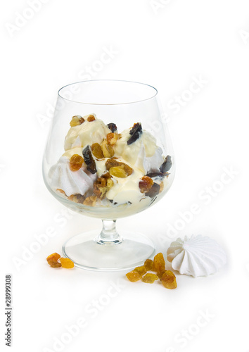 Dessert of meringue, raisins and nuts with cream