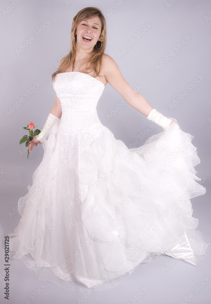 femme en robe de mariée souriante femme en robe de mariée souriante